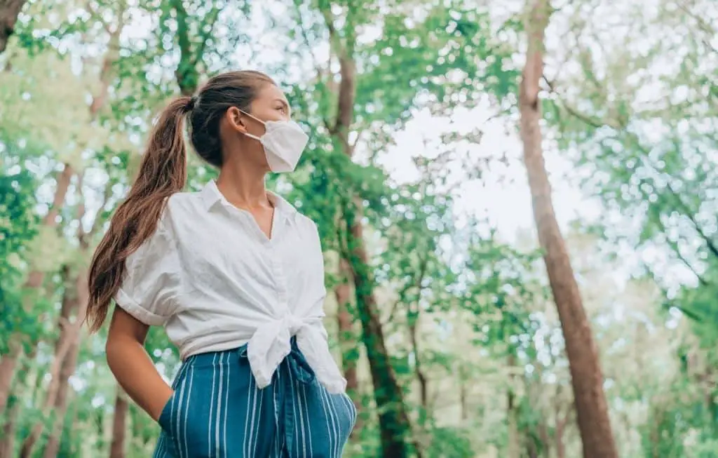 girl standing with a  facemask