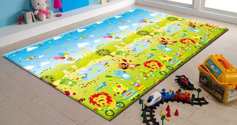 Play mat with colorful animal toys