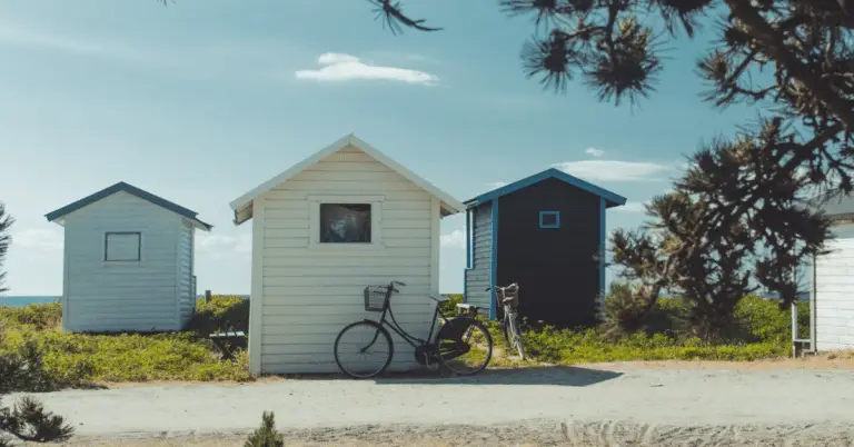 are-tiny-homes-safe-in-storms-what-to-know