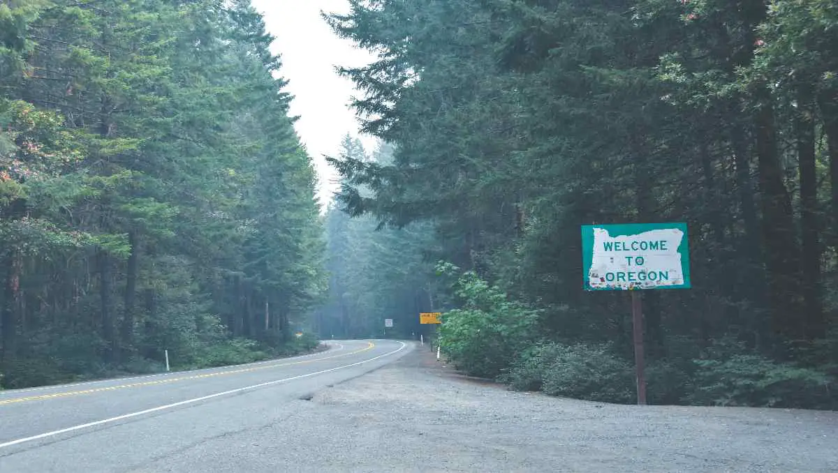 Oregon country road with a sign that says "Welcome to Oregon."