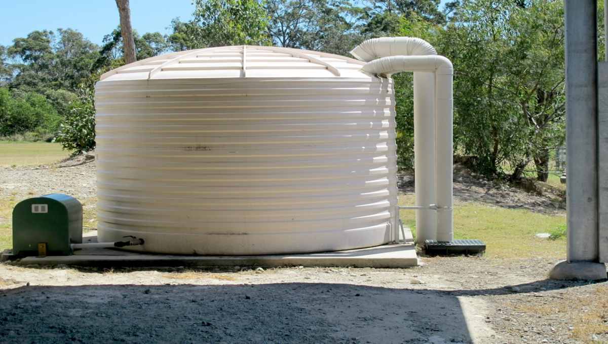 A white water storage tank.