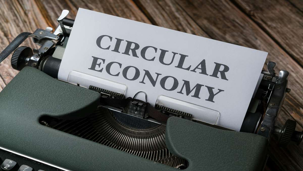 A typewriter and a paper with the text 'circular economy'